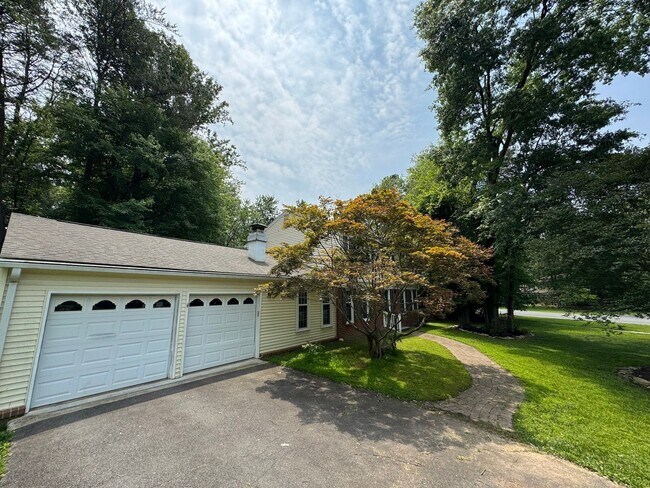 Foto del edificio - Lovely 4 Bed 3.5 Bath On Single Family Hom...