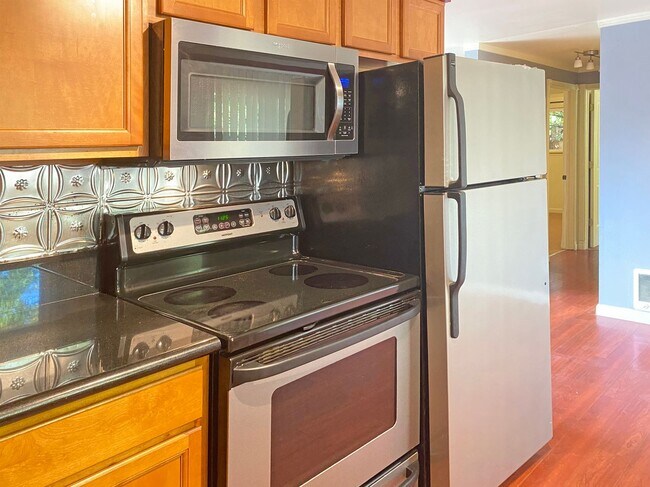 Foto del edificio - Darling 2 bedroom condo with fenced yard
