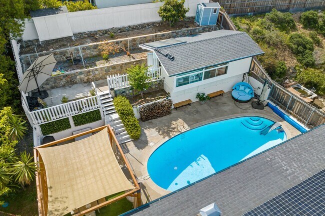Foto del edificio - 5 bed 3 bath + detached Casita in Cowless ...