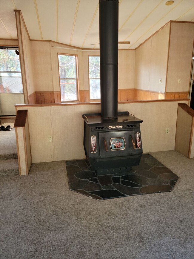 Foto del edificio - Large 3 bedroom, 2 bath on 2 acres. Aprox ...