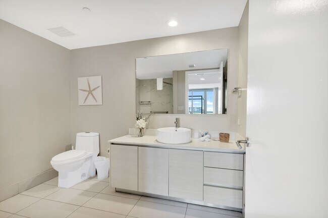 Building Photo - 2602 E Hallandale Beach Blvd