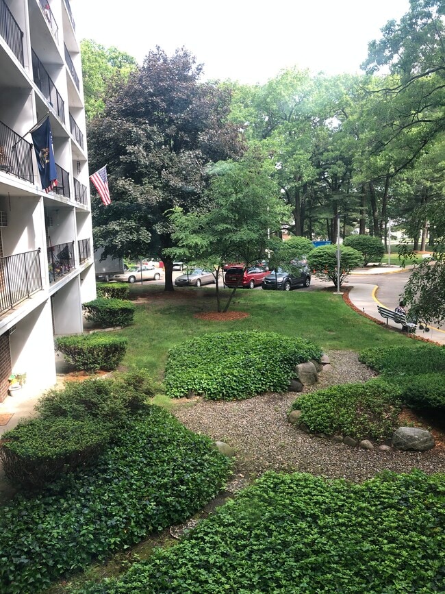 Building Photo - Pine Oak Apartments