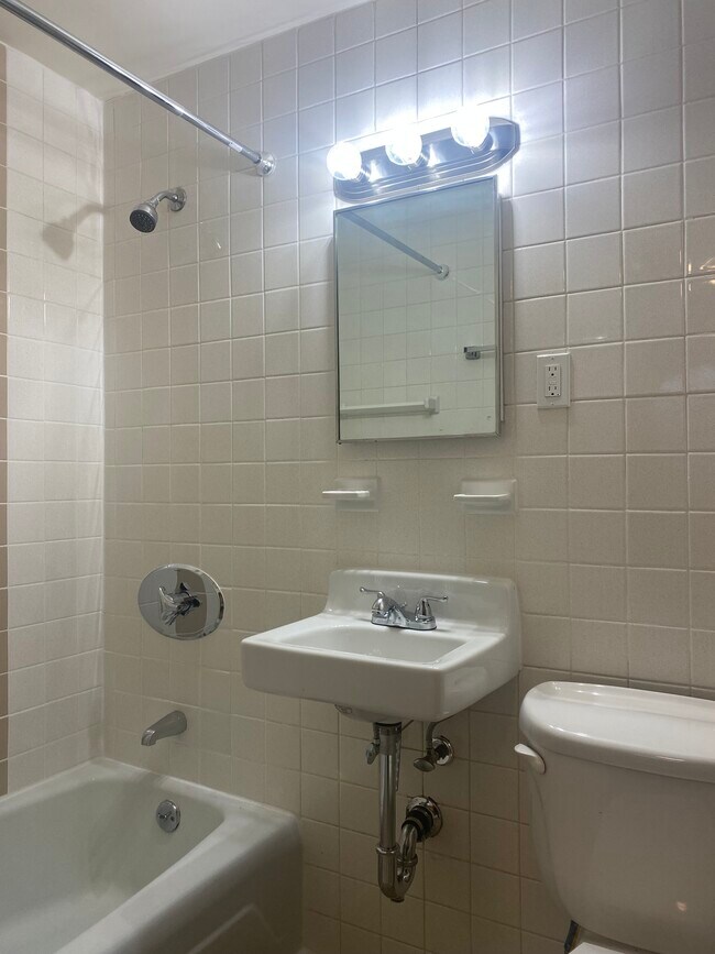 Foto del edificio - 172 N Beacon St
