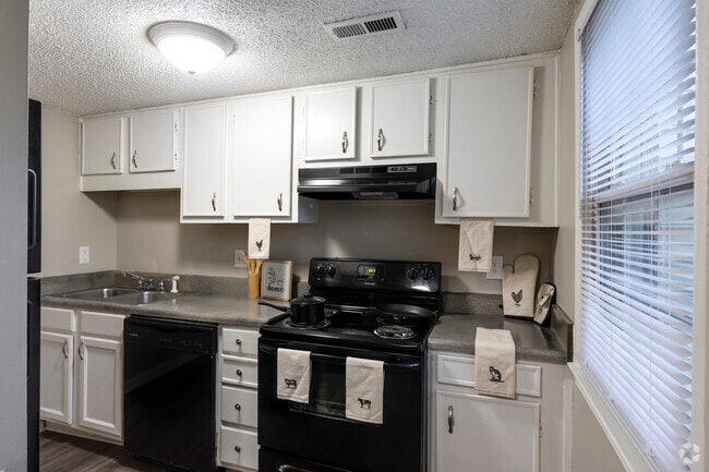 2BR, 1BA - 843SF - Kitchen - Retreat at Broad River