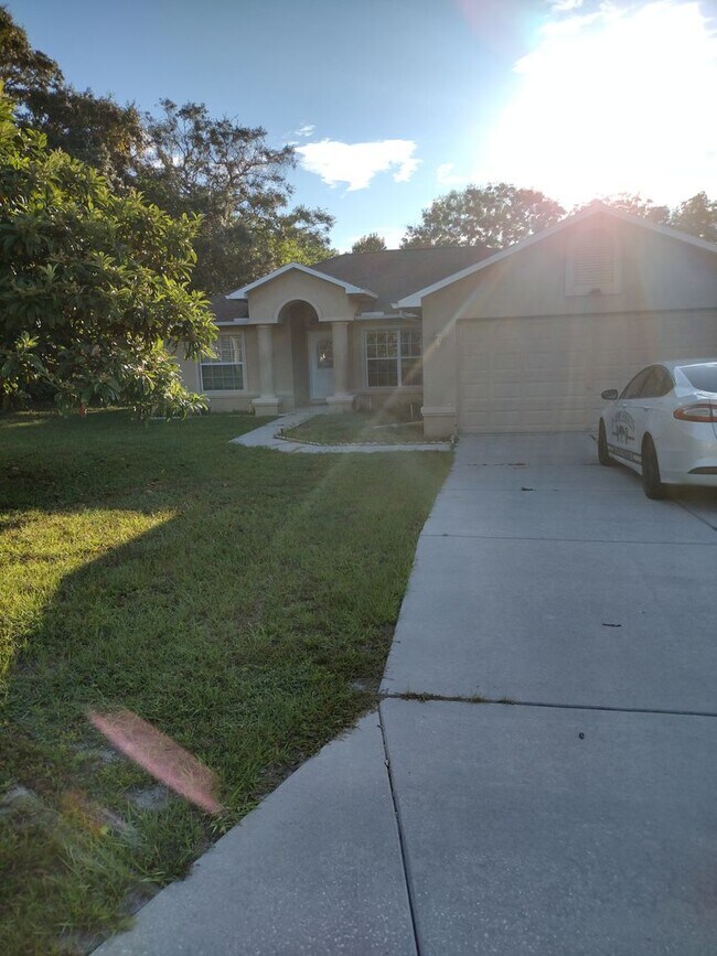 Foto del edificio - 3 Bedroom 2 Bath House 2 car garage with Large screened in porch! Available March 1st