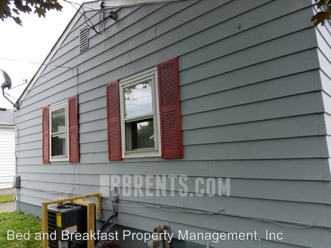 Building Photo - 1096 Corwin Ave