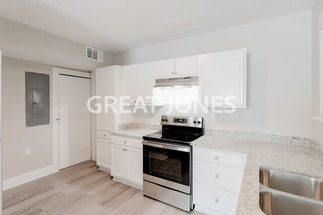 Building Photo - 1221 Azalea Ct