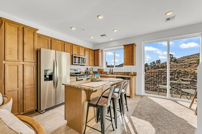 Building Photo - Fully Furnished Townhome Includes Utilities