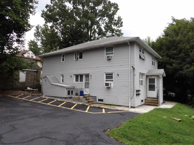 Foto del edificio - 2 Hasbrouck Ave