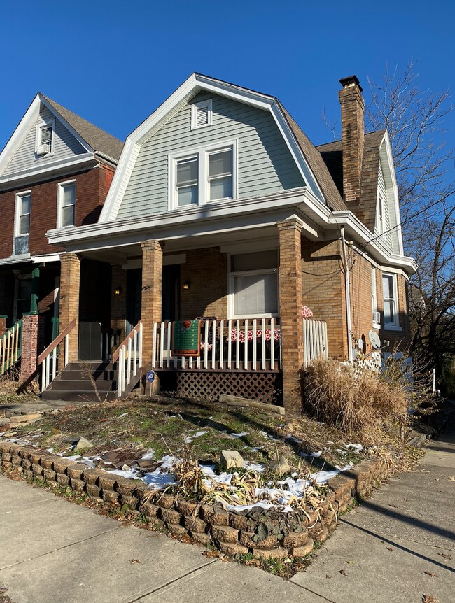 Foto del edificio - 4 Bedroom House Located Near UC's Campus