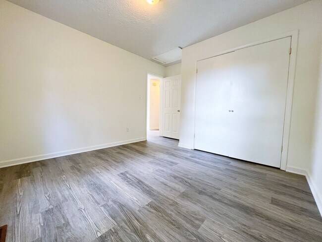 Foto del edificio - Two Bedroom Townhouse - 1.5 Baths - Spring Garden Triplex