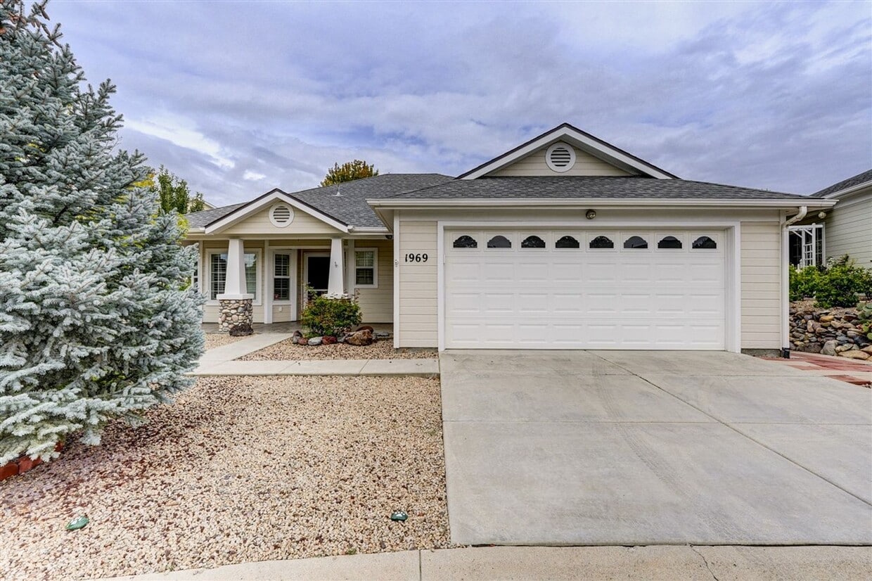 Primary Photo - 2 bedroom, 2 bathroom home in Victorian Es...