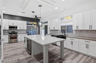 Building Photo - 4630 Laguna Vista St