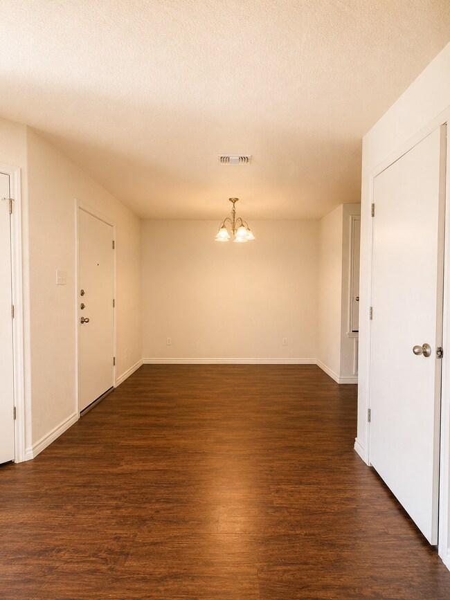 Building Photo - 1529 Justin Lp