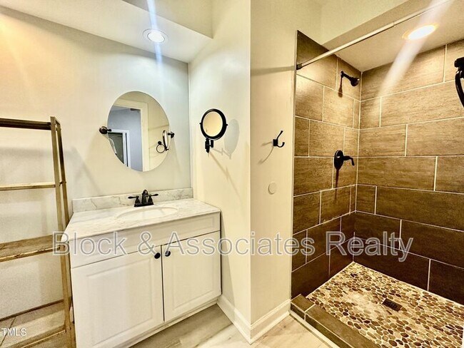 Foto del edificio - 200 W Woodcroft Pkwy