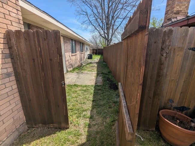 Building Photo - 2410 Cordoba Dr