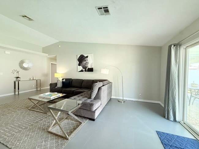 Building Photo - AVAILBLE NOW! 3 Bedroom 2 Bathroom Chic Fu...
