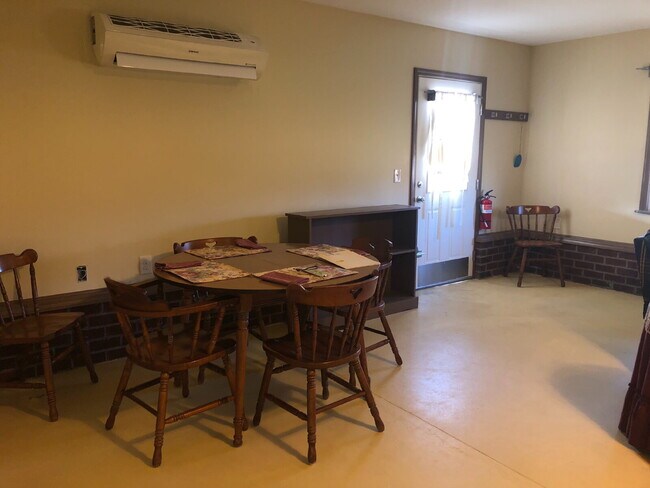 Foto del edificio - *FULLY FURNISHED* 1 Bedroom, 1 Bathroom Apartment *UTILITIES INCLUDED*