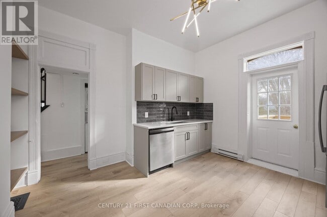 Photo du bâtiment - 353 Central Ave