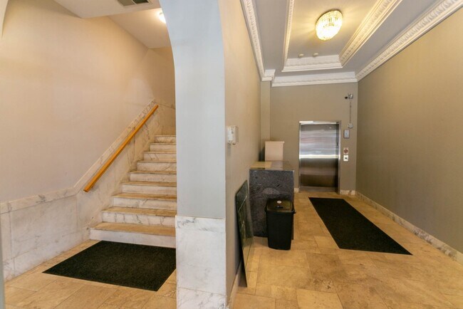 Foto del edificio - 1107 W Lawrence - Oversized Loft 1 Bedroom...