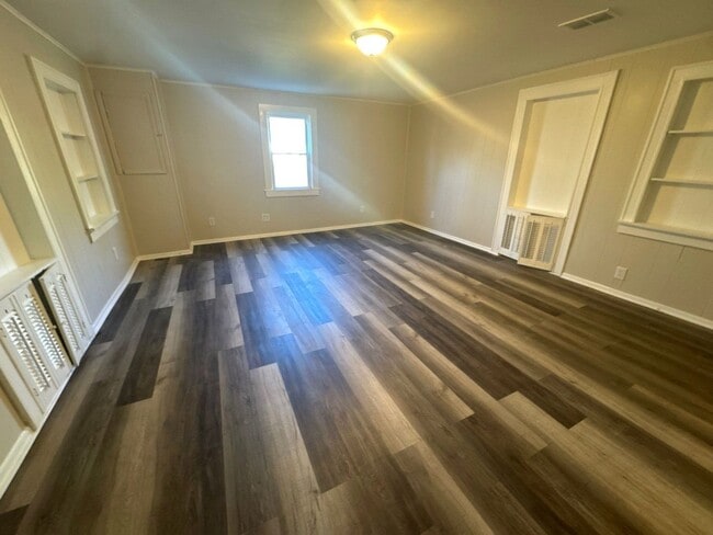 Building Photo - Roomy 3-Bedroom Home with Big Yard!