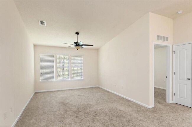 Building Photo - Spacious 2/2 Condo located in the highly s...