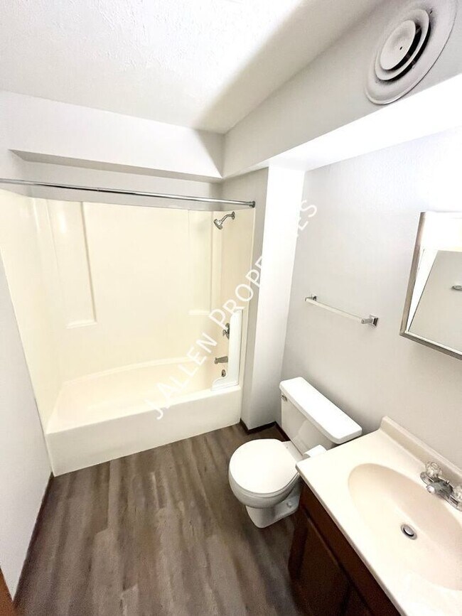 Building Photo - Rarely Available 1 bed, 1 bath
