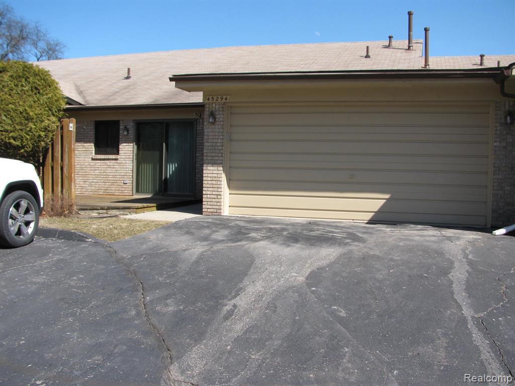 Primary Photo - 45294 Manor Dr