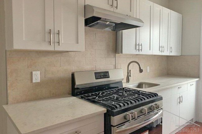 Building Photo - Amazing 3 Bedroom for Rent in Cypress Hills