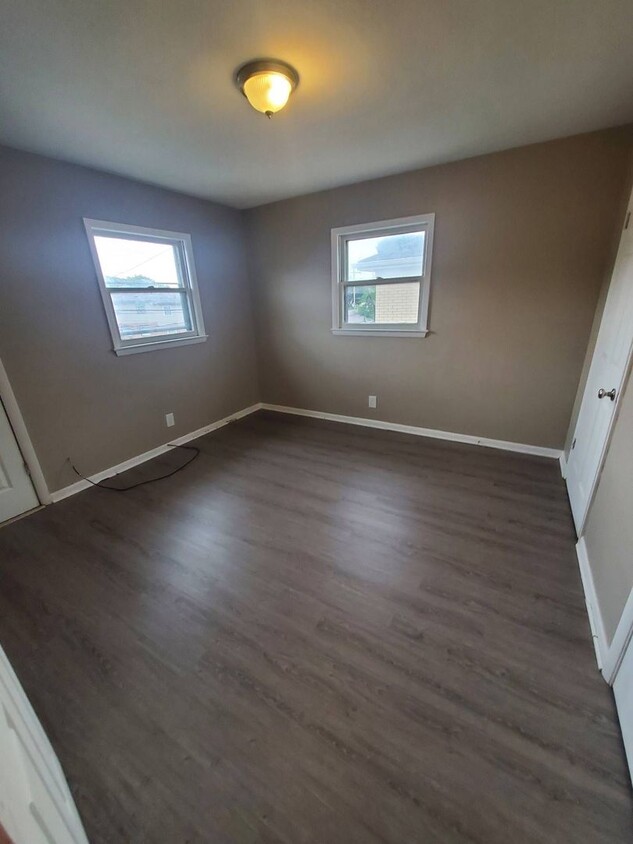 Building Photo - 6527 W Keefe Ave Pkwy. (3 Unit)