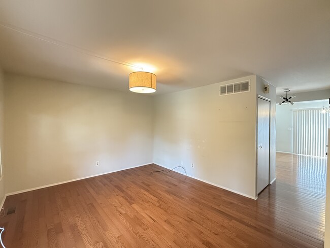 Building Photo - 3208 Bolgos Cir