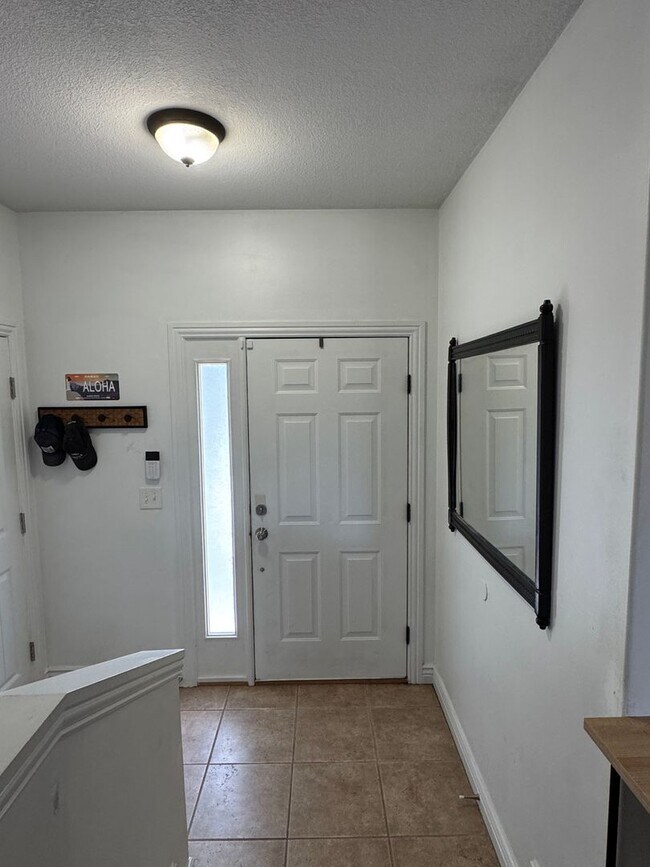 Foto del edificio - Please View 3D Virtual Walk-Through Before Scheduling a Showing