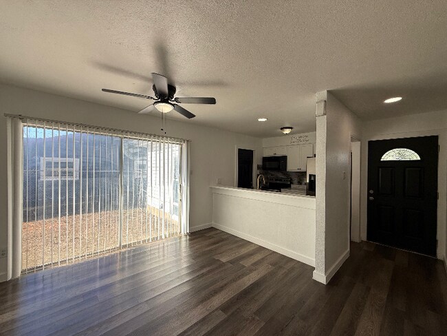 Foto del edificio - 538 Maddux St