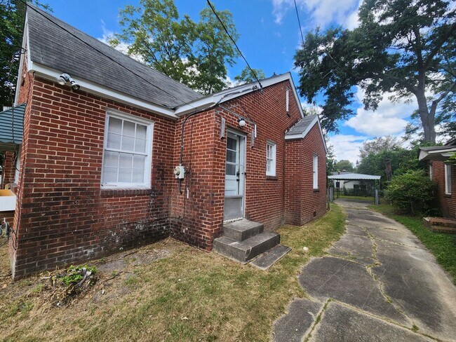 Foto del edificio - 3 Bedroom 2 Bath with Carport and Fenced Yard in Midtown Columbus