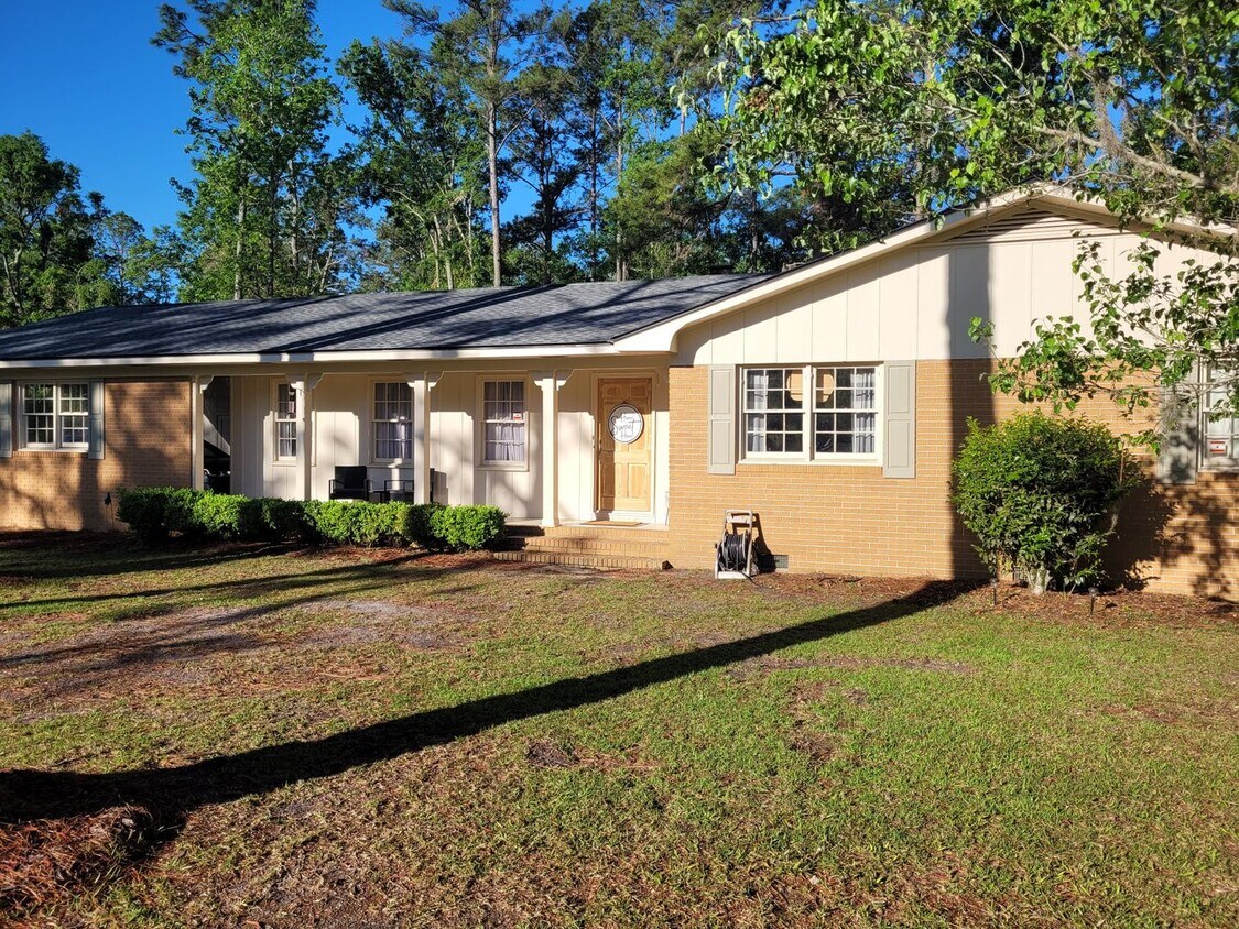 Foto principal - Charming Brick Ranch Oasis in Valdosta, GA...