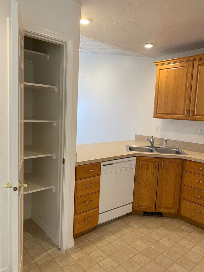 Foto del edificio - 2 Bed, 1 Bath Rocky Mountain Townhome w/ Garage & In-Unit Laundry