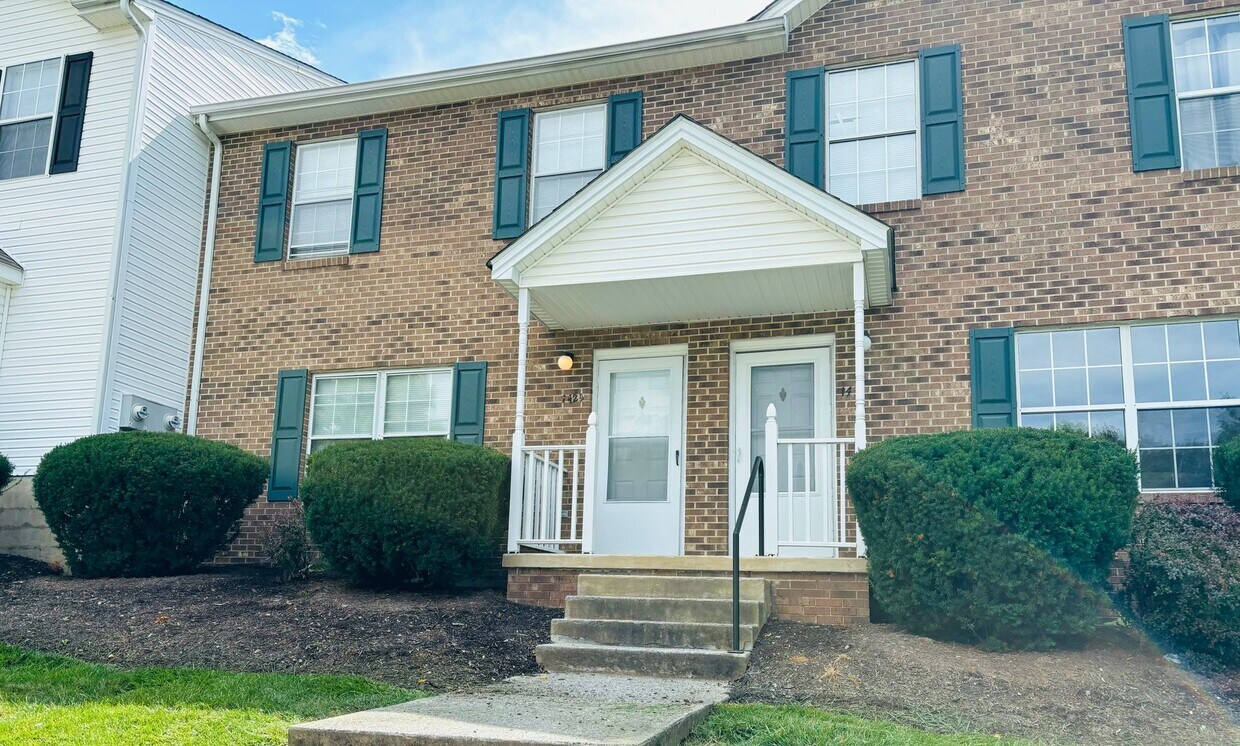 Foto principal - 4 Bedroom 2.5 Bath Townhouse
