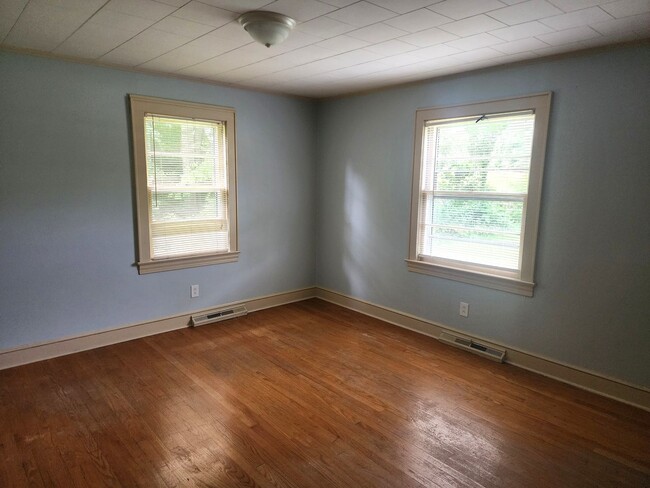 Building Photo - 571 Lovers Ln