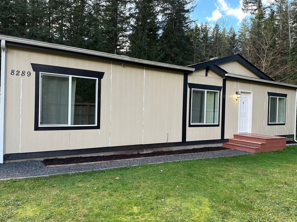 Primary Photo - Charming Maple Falls Home Pets Welcome -Fu...