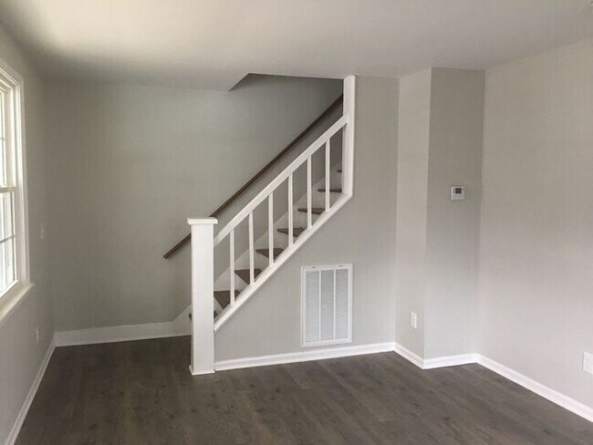 Building Photo - 3 Bedroom Duplex - Old Hickory
