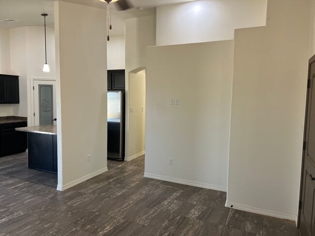 Building Photo - 3 Bedroom 2 Bath Home with fencing in San ...