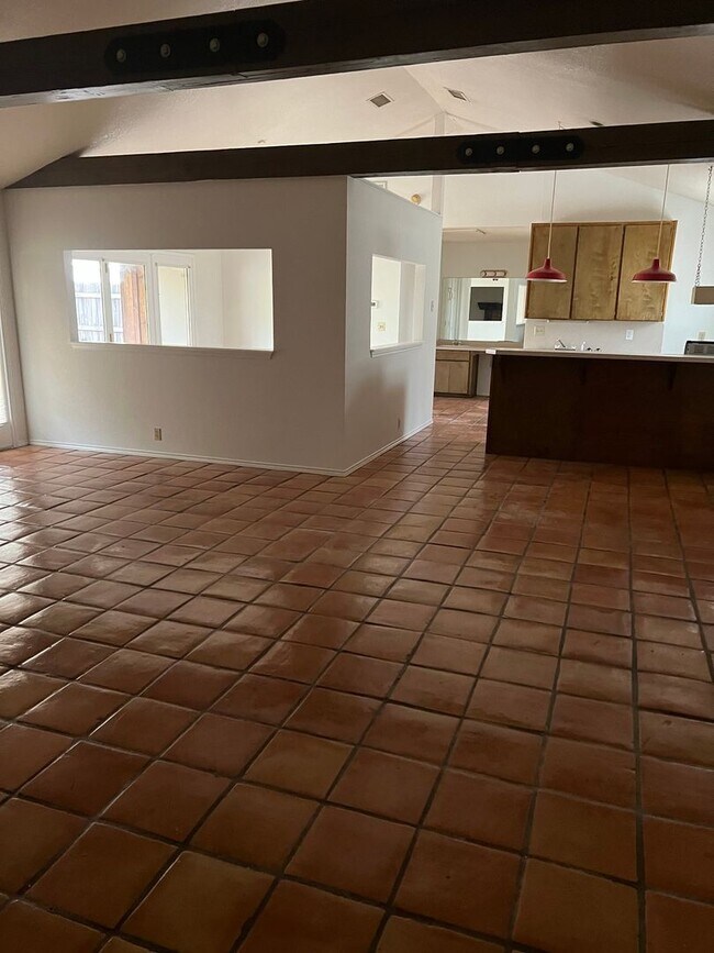 Building Photo - Freshly paint studio home!