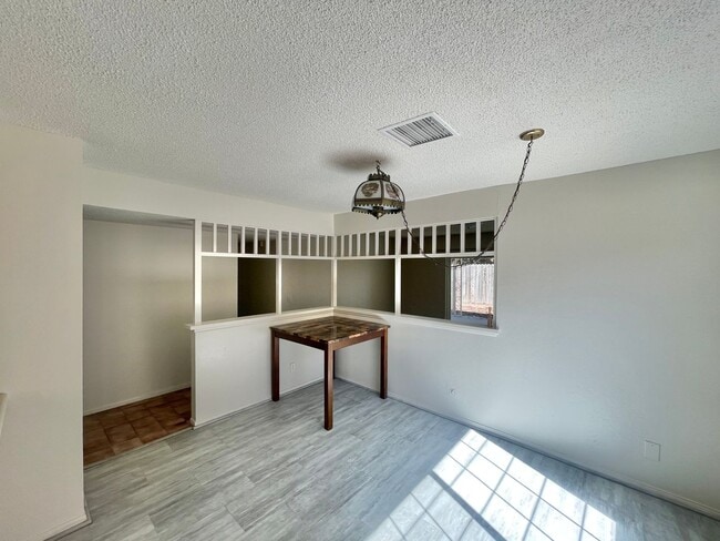 Foto del edificio - Spacious 3 Bed 2 Bath House w/ Central A/C...