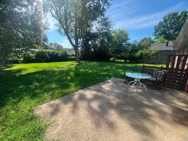 Foto del edificio - 3 Bedroom Home on Lewis Lane