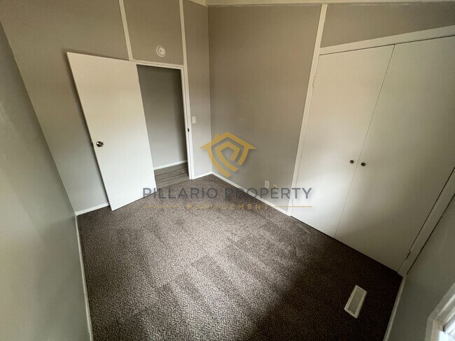 Building Photo - Silver Maple Beauty 3 Bed / 1 Bath Only $1...