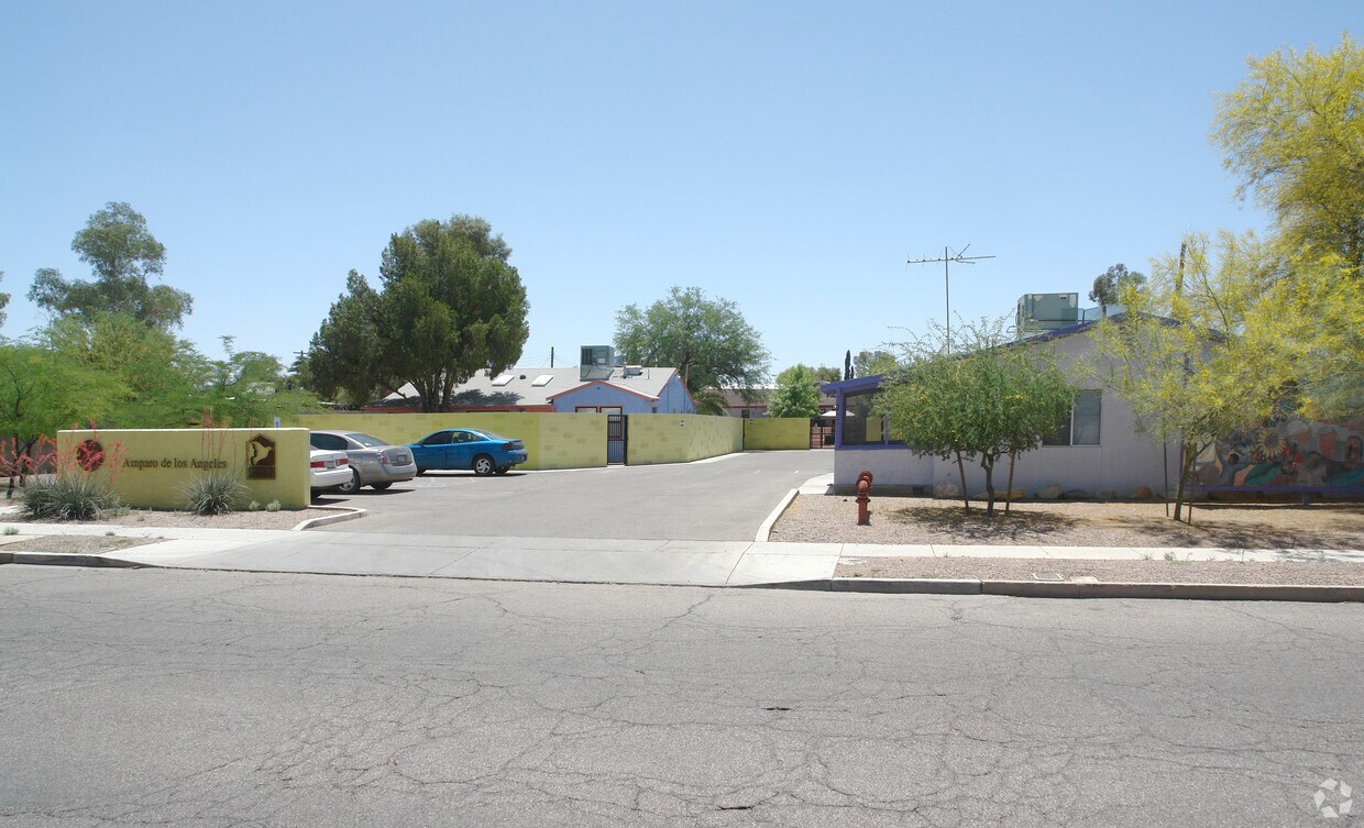 Primary Photo - 1320 E Blacklidge Dr