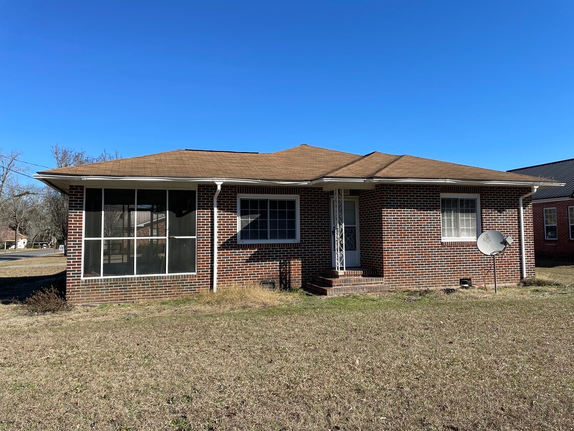 502 E Barnard St, Glennville, GA 30427 House Rental in Glennville, GA