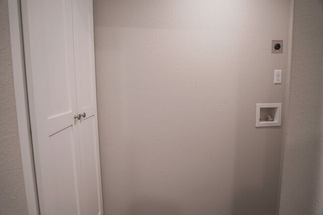 Building Photo - 1 Bedroom 1 Bath Cottage in Fayetteville!