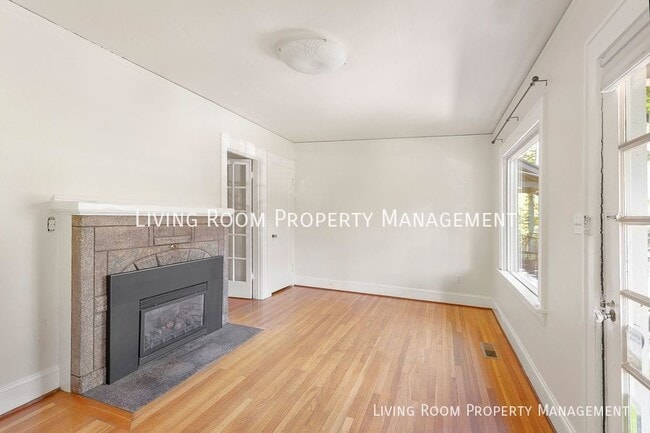 Building Photo - Spacious Buckman Duplex With An Attached G...