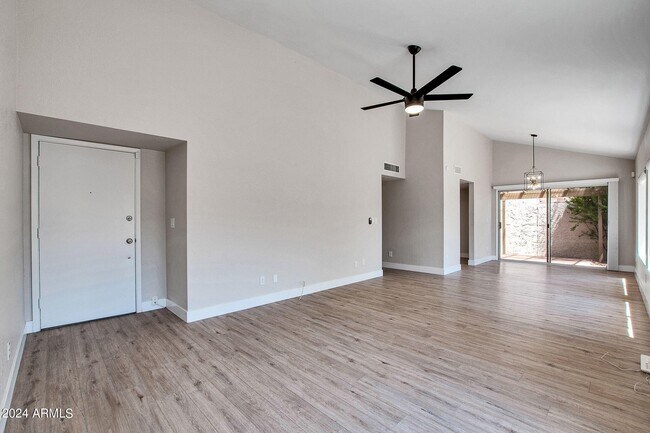 Foto del edificio - 6350 N 78th St